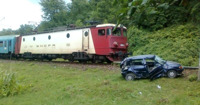 Autoturismul în care se aflau cei patru a fost târât pe calea ferată zeci de metri FOTO: mesagerul.ro