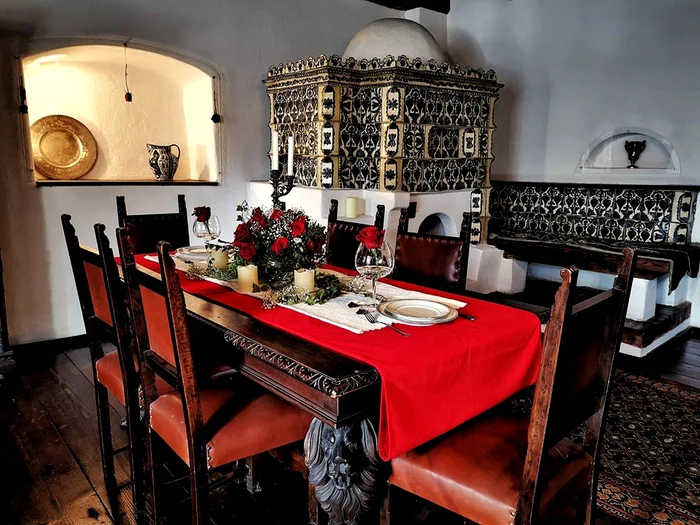 
    De Ziua Îndrăgostiților, la Castelul Bran, turiștii sunt invitați în sufrageria regală unde vor fi serviți cu ciocolata caldă, căpșunele, ceaiul, cafeaua aromatăFoto: Bran Castle Official  
