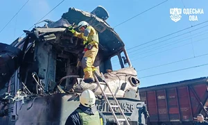 Un tren de călători a fost lovit de un atac rusesc, în Odesa. FOTO: X/@Maks_NAFO_FELLA