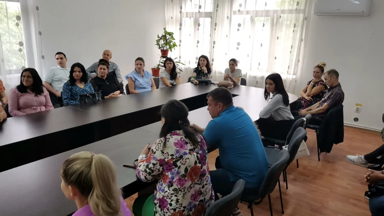 profesori într-o sală de școală, la repartizare