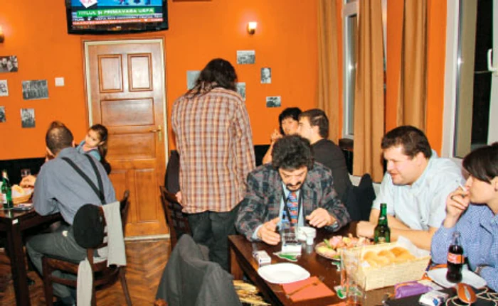 Clienţii iau masa în clubul „La Scânteia“
