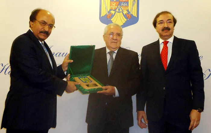 Ambasadorul României în pakistan, Emilian Ion (centru), în timpul unei ceremonii