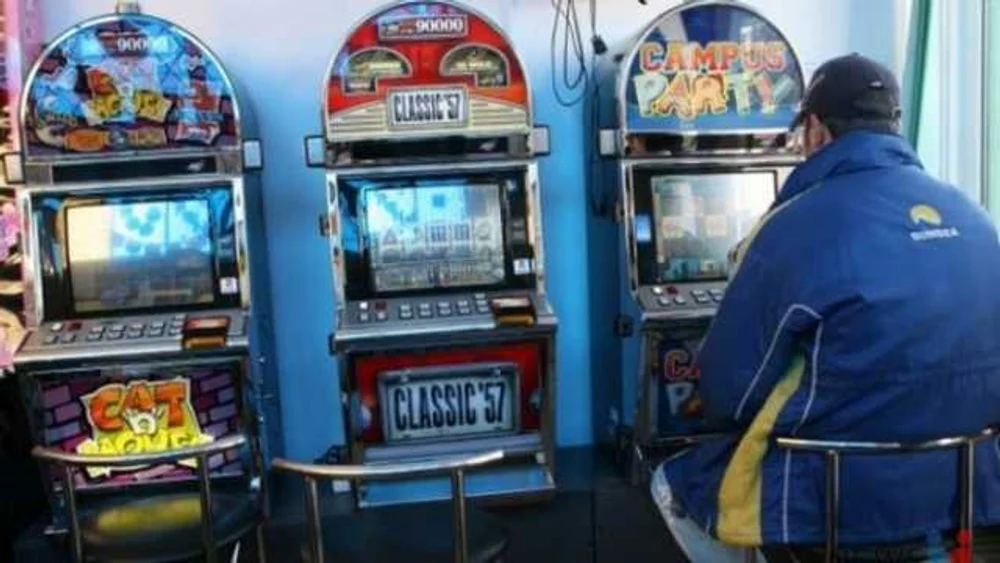 Guvernul ține cu dinții de păcănelele de la parterul blocurilor. Care sunt argumentele autorităților pentru blocarea proiectului