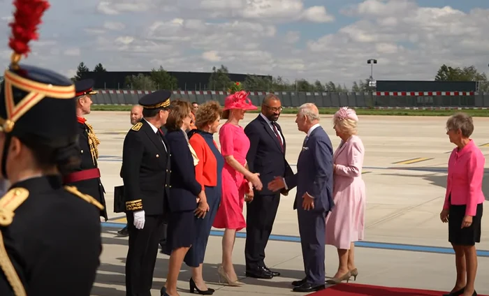 Regele Charles şi Regina Camilla au aterizat pe aeroportul parizian Orly. FOTO captură video YouTube