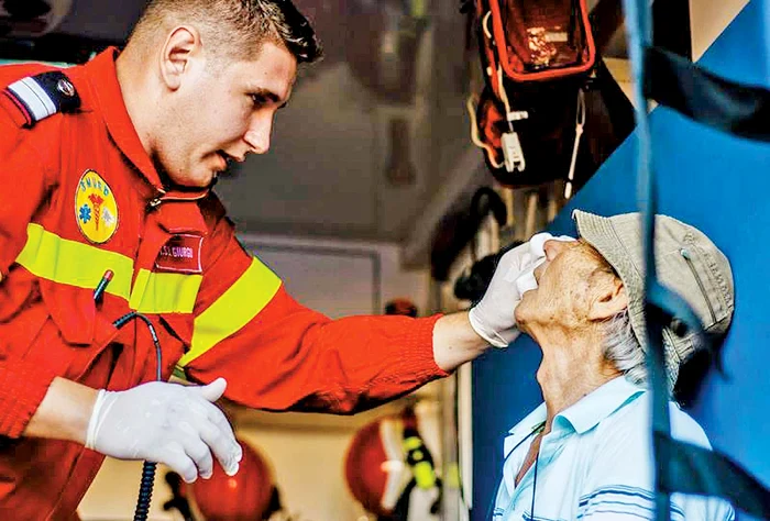 Ilie Gâzea a fost fotografiat chiar în timpul protestului după ce-şi primise doza de gaze