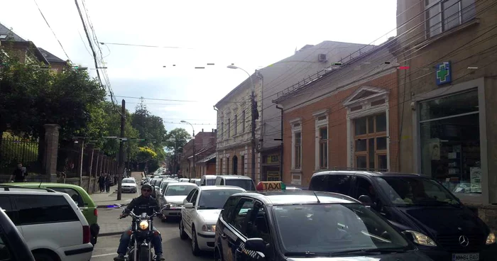 Singurii care au putut să se strecoare prin traficul de coşmar au fost motocicliştii. FOTO: Remus Florescu