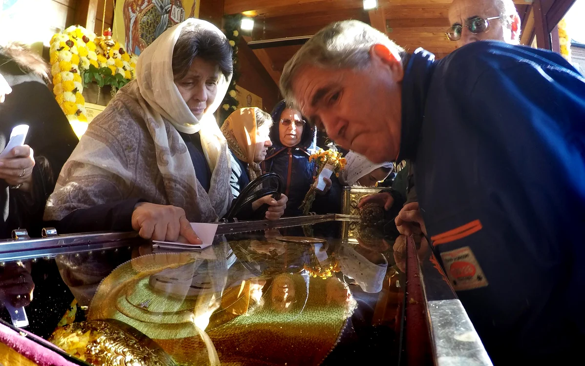 
    Credincioșii vin să se roage, pe 27 octombrie, la racla cu moaștele Sfântului Dimitrie Basarabov  