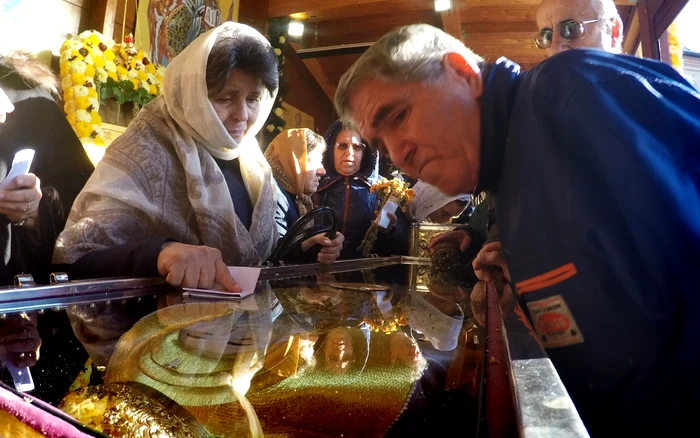 Credincioșii vin să se roage, pe 27 octombrie, la racla cu moaștele Sfântului Dimitrie Basarabov
