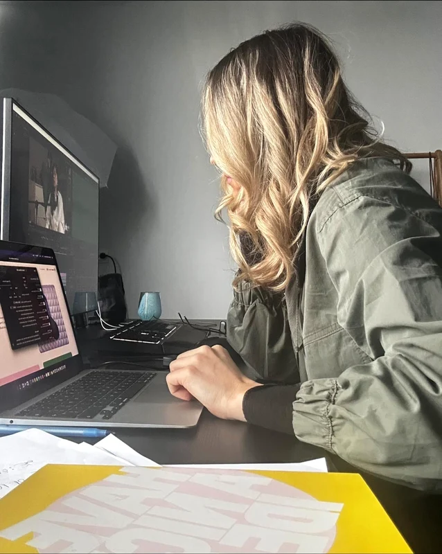 Vedeta lucrează la propriul podcast, în montajul căruia se și implică