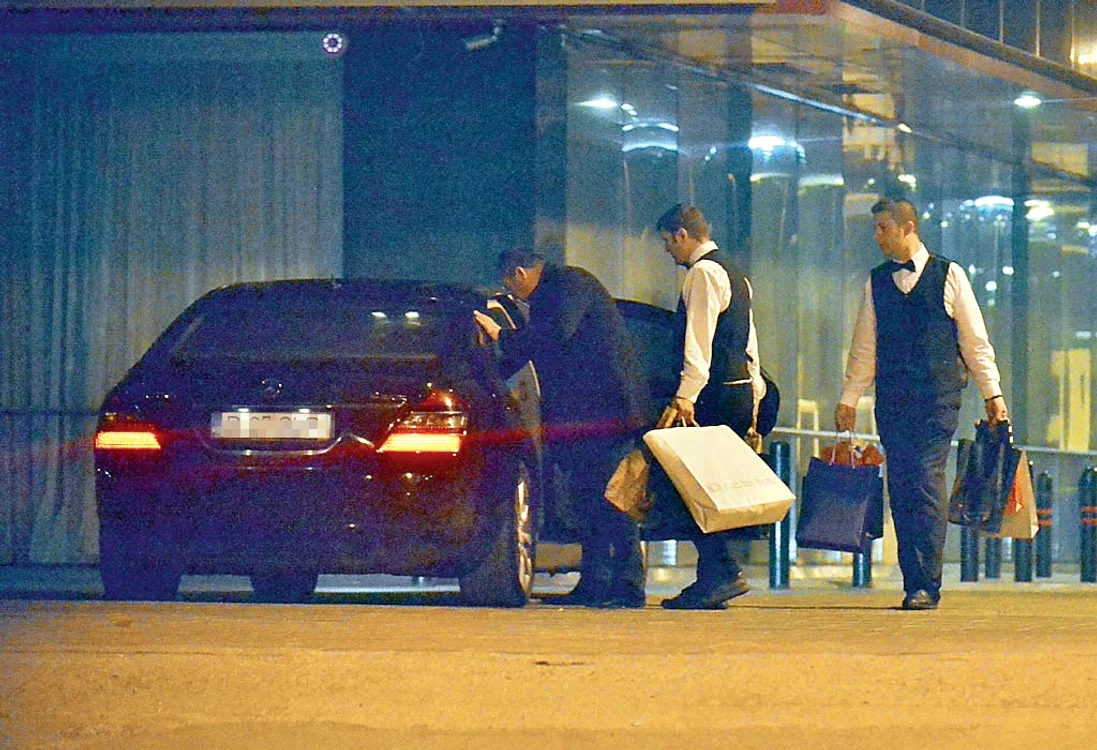 Popescu a avut nevoie de ajutorul chelnerilor pentru a-şi căra cadourile în maşină
