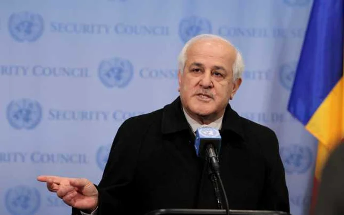 Ambasadorul palestinian Riyad Mansour vorbeşte cu jurnaliştii aflaţi la sediul ONU, pe 2 ianuarie 2015, după ce Palestina a depus documentele necesare aderării la CPI FOTO AP