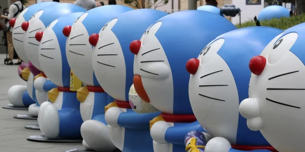 Un copil se uită la modele Doraemon un personaj de desene animate japonez expuse la Tokyo's Roppongi Hills în Tokyo Japonia FOTO AP