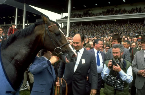 Prințul Karim Aga Kahn IV cu Shergar, cel mai valoros cal de curse din lume, care a câștigat Derby-ul de la Epsom în 1981. FOTO: Getty Images
