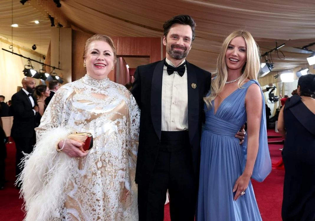 Sebastian Stan alături de iubită și de mamă Foto: X/Sebastian Stan Daily
