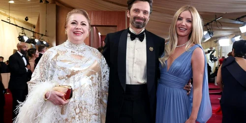 Sebastian Stan alaturi de iubita si de mama Foto X Sebastian Stan Daily jpg
