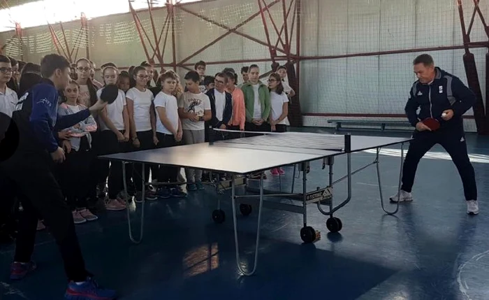 
    Cristinel Romanescu și Darius Movileanu, la ora de educație fizică  