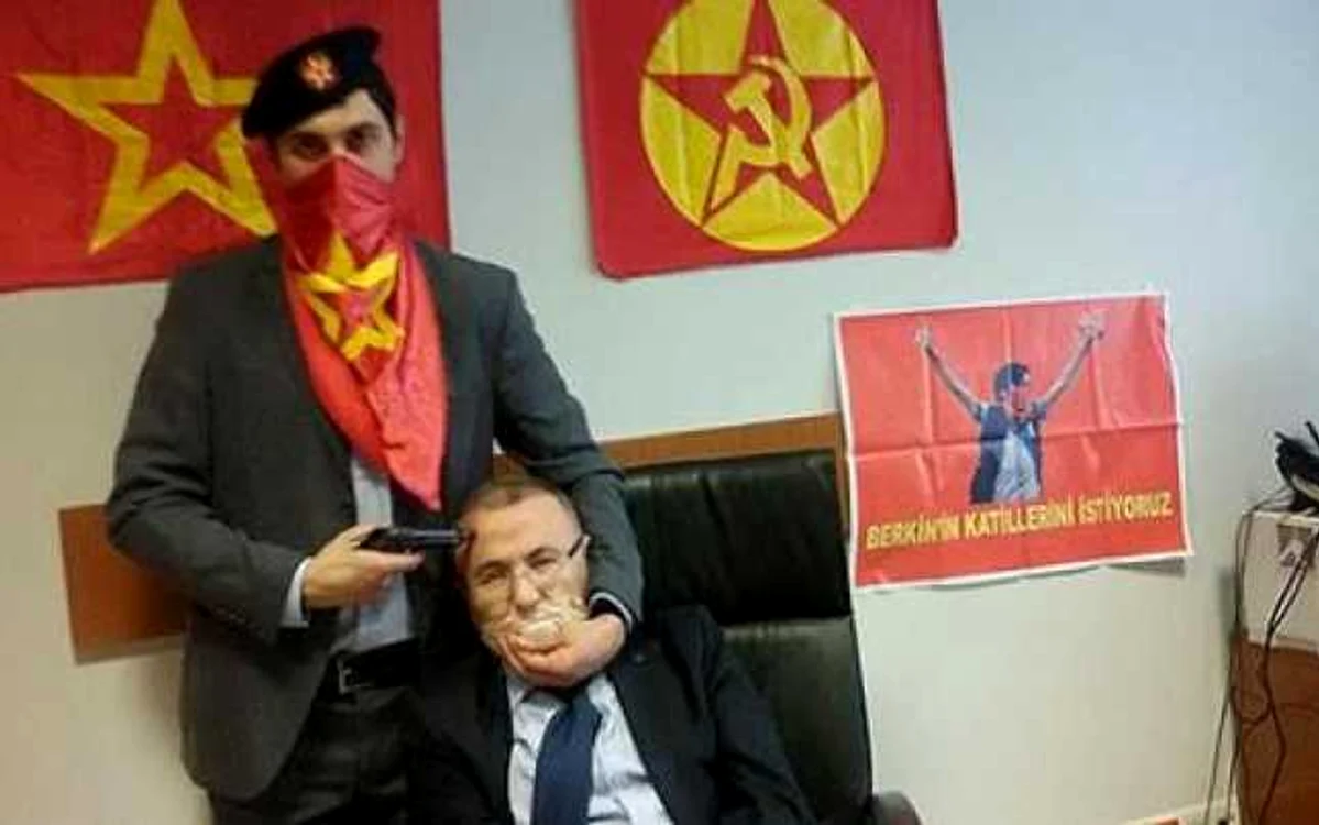 Procurorul Mehmet Selim Kiraz, cu pistolul la tâmplă