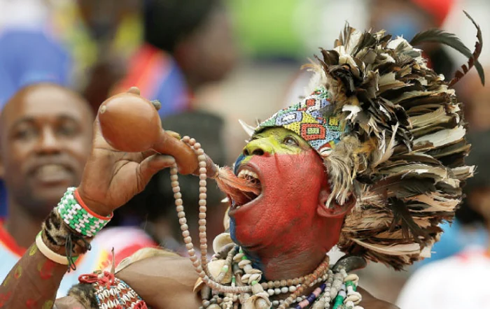 
    Pictaţi pe faţă, suporterii au făcut senzaţie la Cupa AfriciiFoto: AP  