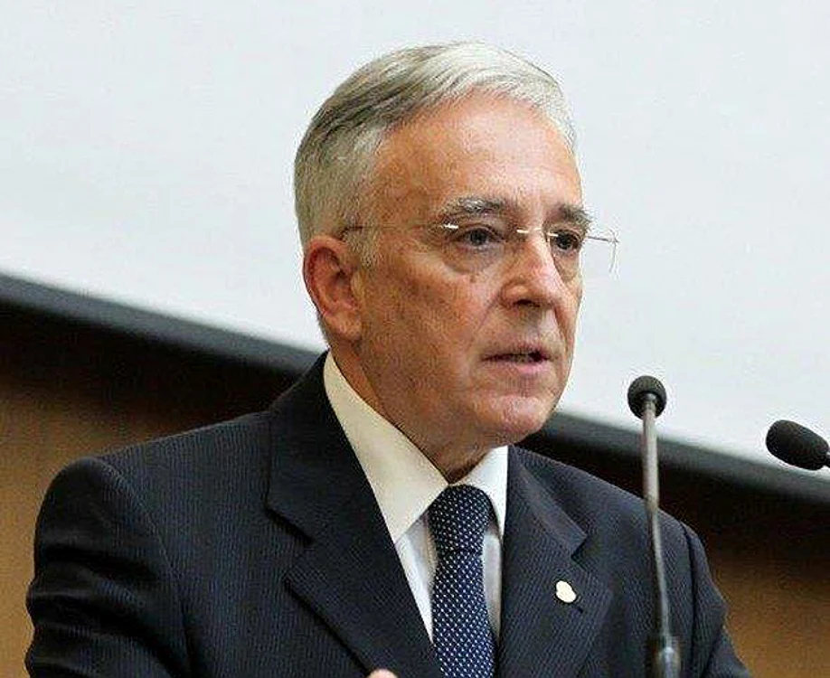 A apărat reduta de câte ori a putut şi nu mai are ce câştiga sau pierde la vârsta lui. E o garanţie de independenţă. Şi-a dat omul măsura.