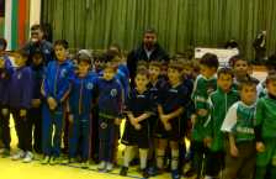 Fotbaliştii de la CSS Giurgiu (centru, echipament albastru închis) au fost cei mai buni