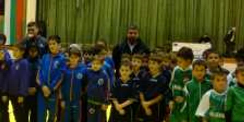 Fotbaliştii de la CSS Giurgiu (centru, echipament albastru închis) au fost cei mai buni