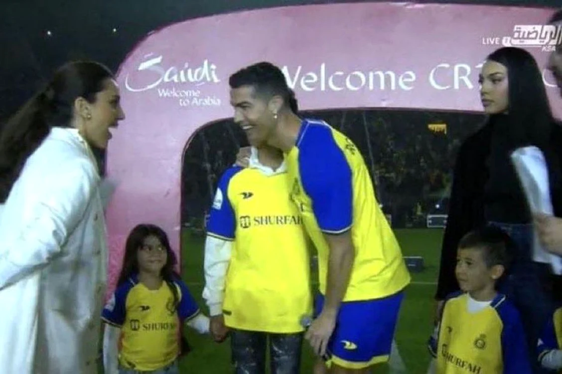 Cristiano Ronaldo și Fatma, bezele chiar sub ochii Georginei. Captură TV