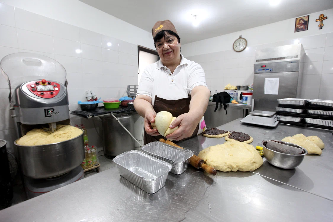 Se aşază  cozonacul  în formă