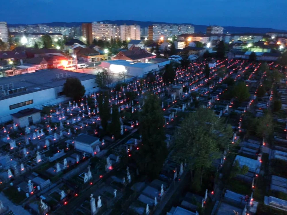 Așa au arătat cele două cimitire din Râmnicu Vâlcea în noaptea de Înviere