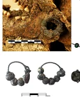 Bunuri funerare descoperite în cimitir, în mare parte în stil bizantin și asociate cu creștinismul ortodox (© Algis Blažys & Rytis Jonaitis)