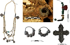 Bunuri funerare descoperite în cimitir, în mare parte în stil bizantin și asociate cu creștinismul ortodox (© Algis Blažys & Rytis Jonaitis)