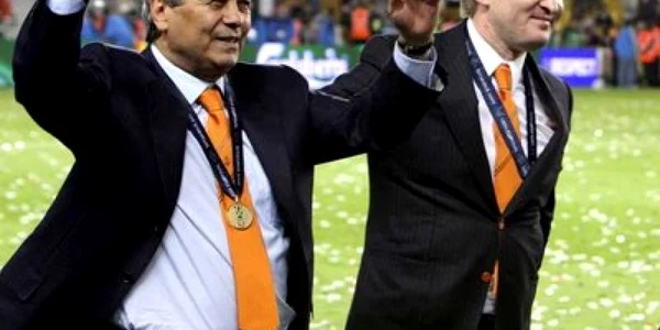 Mircea Lucescu alături de patronul lui Şahtior, Rinat Ahmetov (dreapta). Foto: EPA