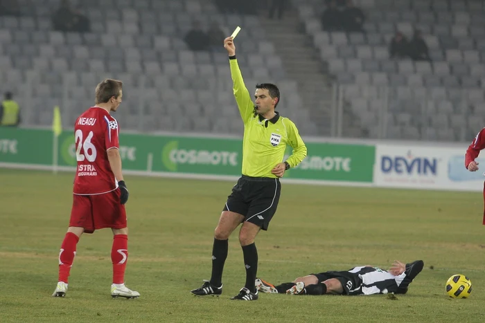 Ovidiu Haţegan e cel mai bine cotat arbitru român în clasamentele FIFA şi UEFA FOTO Adevărul