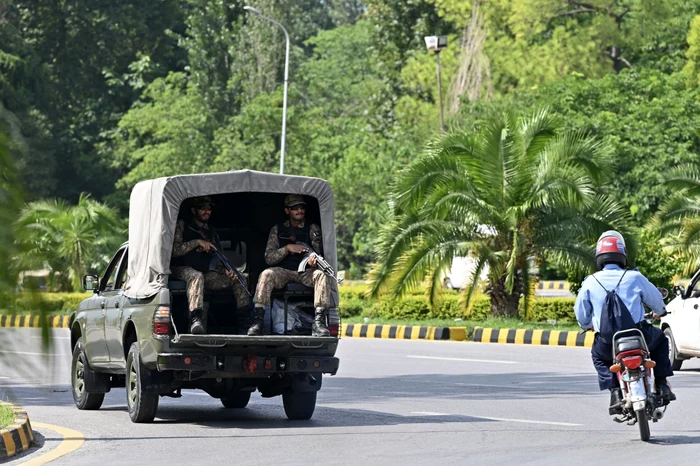 Soldați pakistanezi patrulând Foto AFP (arhivă)