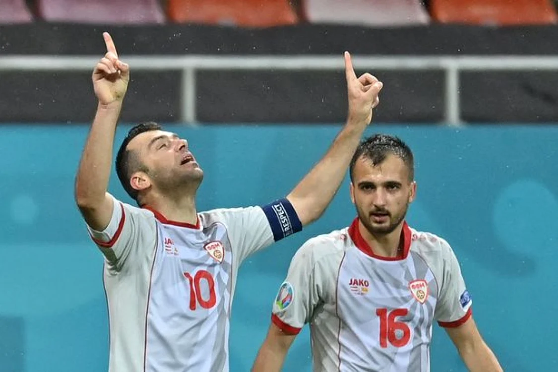 Pandev (stânga), marcator pe Arena Naţională pentru Macedonia de Nord