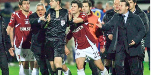 După ce a fluierat finalul meciului, arbitrul Alexandru Deaconu a fost încercuit de rapidişti