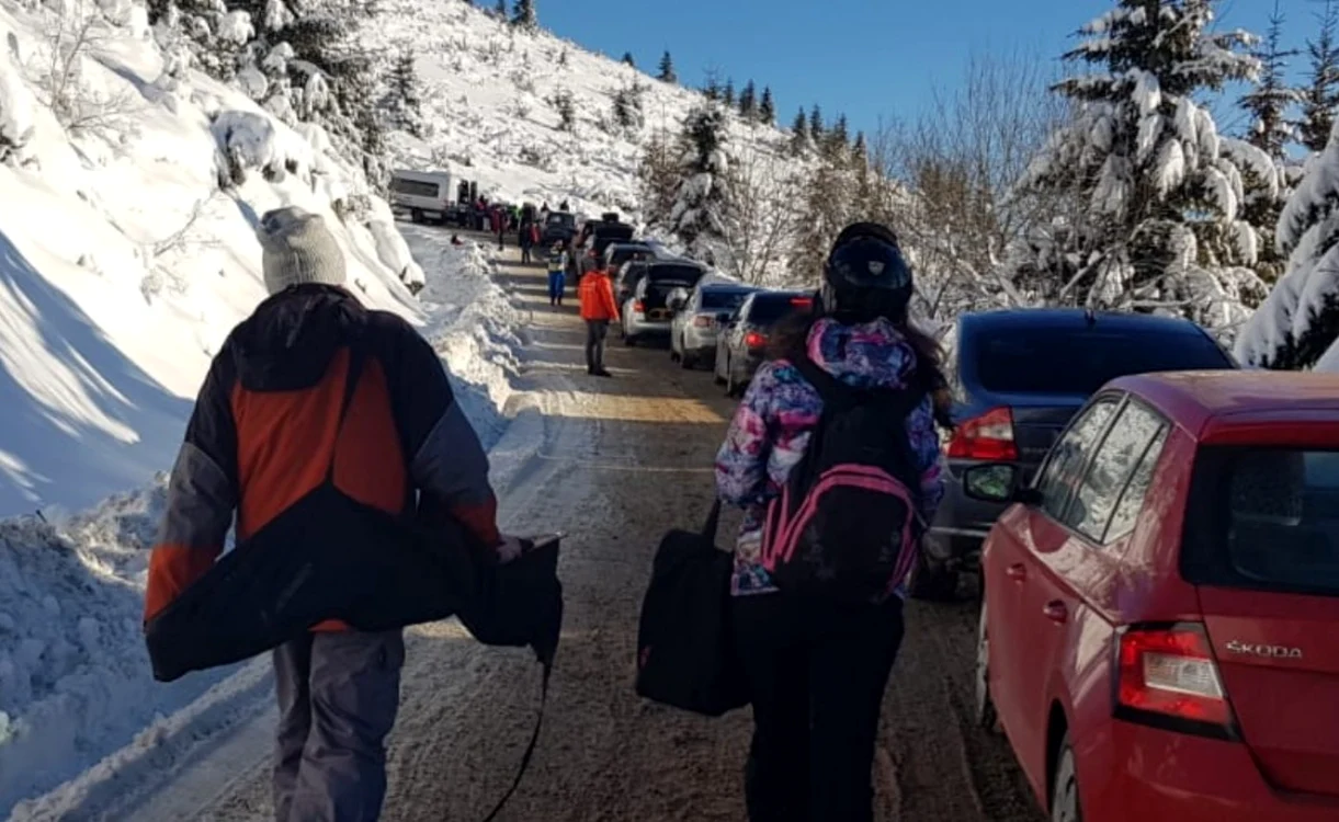 Turişti blocaţi în trafic, pe drumul care duce în staţiunea Muntele Mic FOTO Daniel Dancea