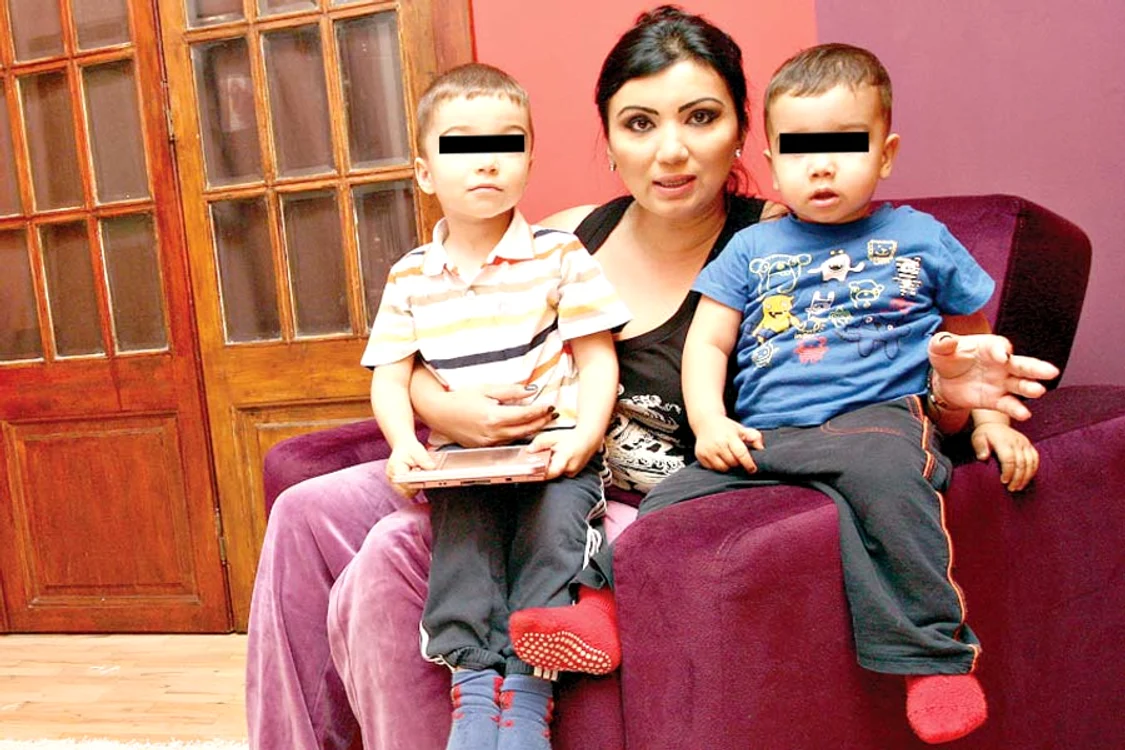 Adriana şi Mihai s-au  afişat împreună în urmă cu  aproape două săptămâni.  Noul iubit se mutase deja la  Adriana şi ieşeau împreună  la cumpărături