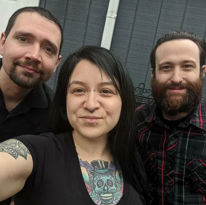 
    Femeia şi cei doi bărbaţi  