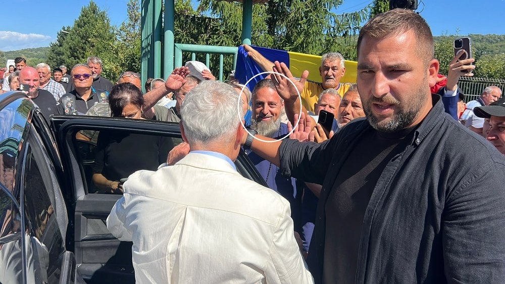 Cine este preotul care nu s-a dezlipit de Călin Georgescu la o mănăstire din Iași. Legături cu „exorcistul” de la Tanacu și un trecut controversat