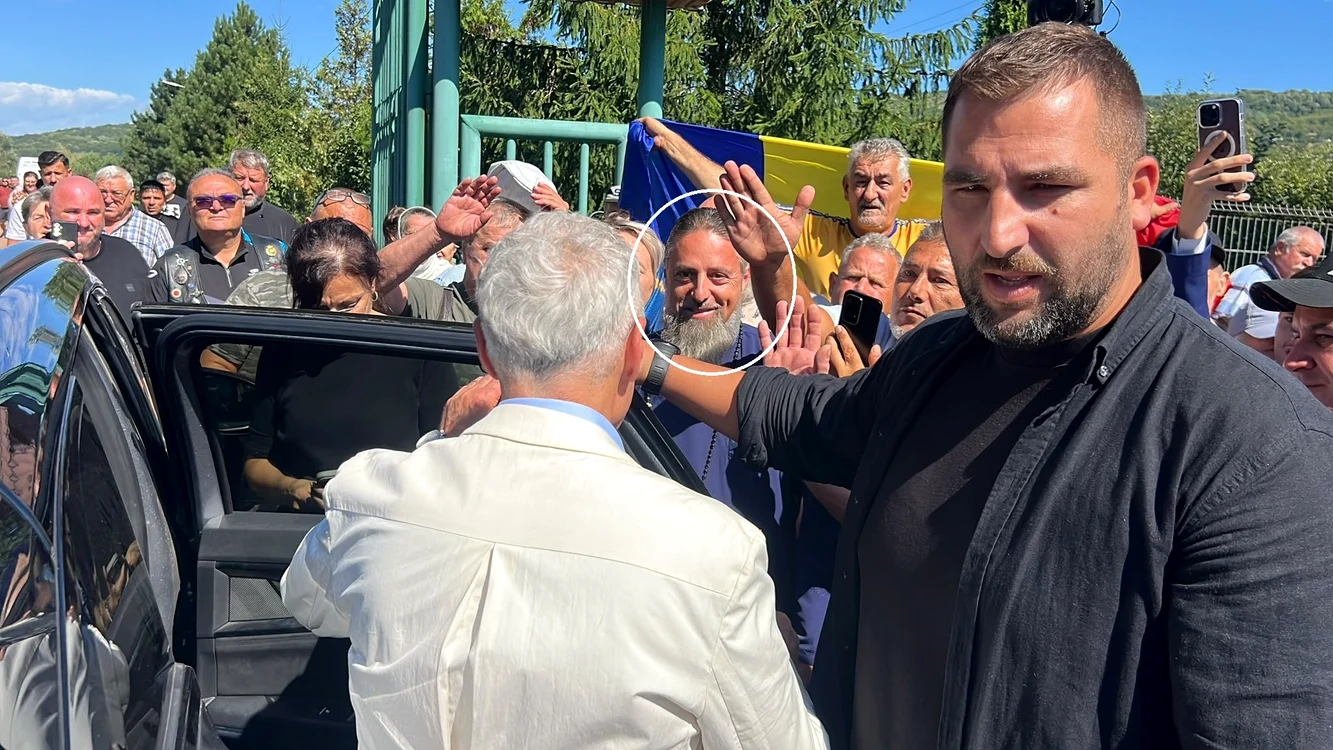 Preotul nu slujește la Mănăstirea Dobrovăț și nici nu este arondat Arhiepiscopiei Iașilor.