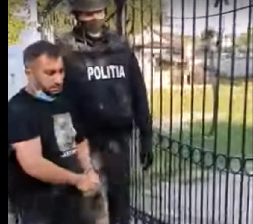 „Una dintre persoane, pe numele căreia era emis mandat de aducere, a fost depistată pe raza judeţului Ialomiţa”, a spus poliţia.