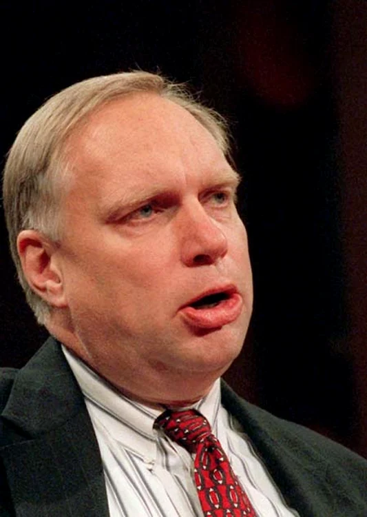 
    Webster Hubbell  este la rândul său  căsătorit şi evită  orice discuţie despre  acest subiect   