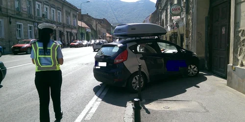Unii şoferi parchează pe unde apucă