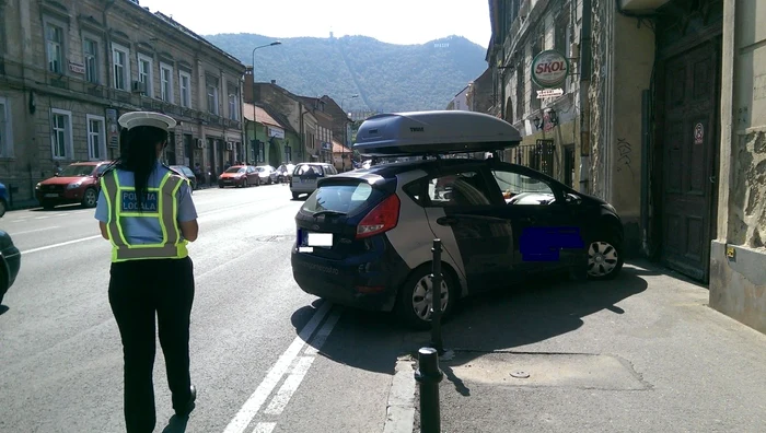 Unii şoferi parchează pe unde apucă. FOTOPoliţia Locală.