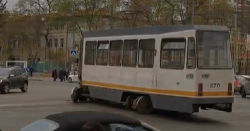 Un tramvai s-a rupt în două într-o curbă din București. Un motociclist a fost acroșat