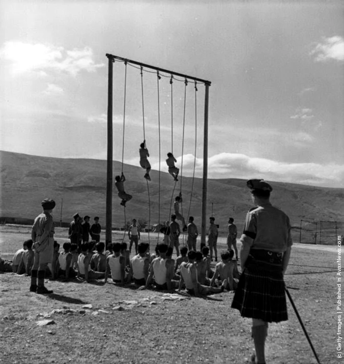 Antrenamentul unor soldaţi greci oferit de ofiţeri britanici,  1947 (Keystone Features/Getty Images)
