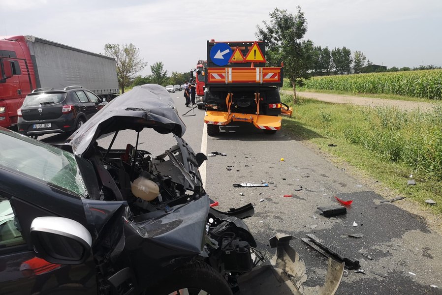 Utilaj aflat pe acostament, lovit pe E85. Vehiculul aparține drumarilor din Buzău. „Fâșia nu este destinată traficului rutier!“