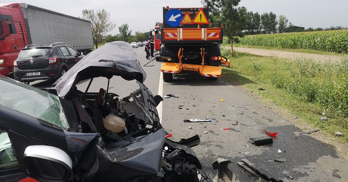 Utilaj aflat pe acostament, lovit pe E85. Vehiculul aparține drumarilor ...