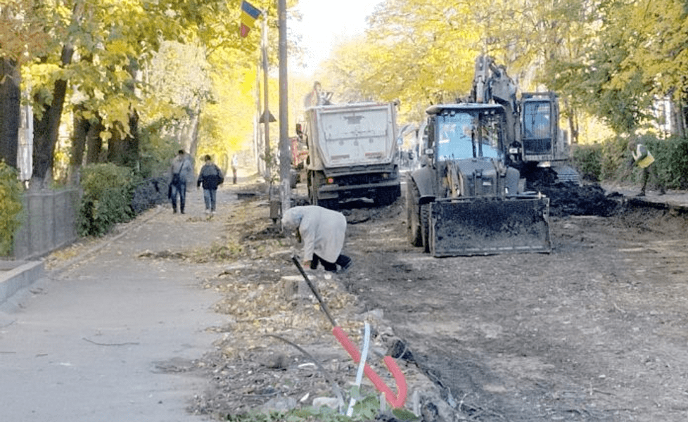 Orașul din România în care oamenii sunt nevoiți să îngenuncheze ca să traverseze strada