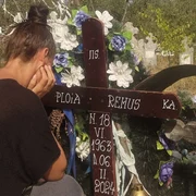 Daniela Ploia, clipe de coșmar la mormântul tatălui său foto: Facebook 